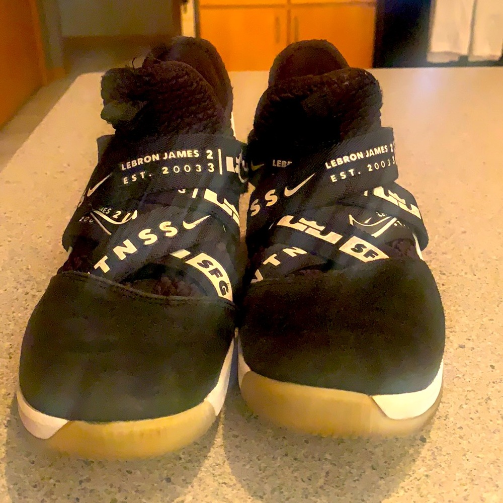 Sz 5.5y Nike Lebron Witness shoes